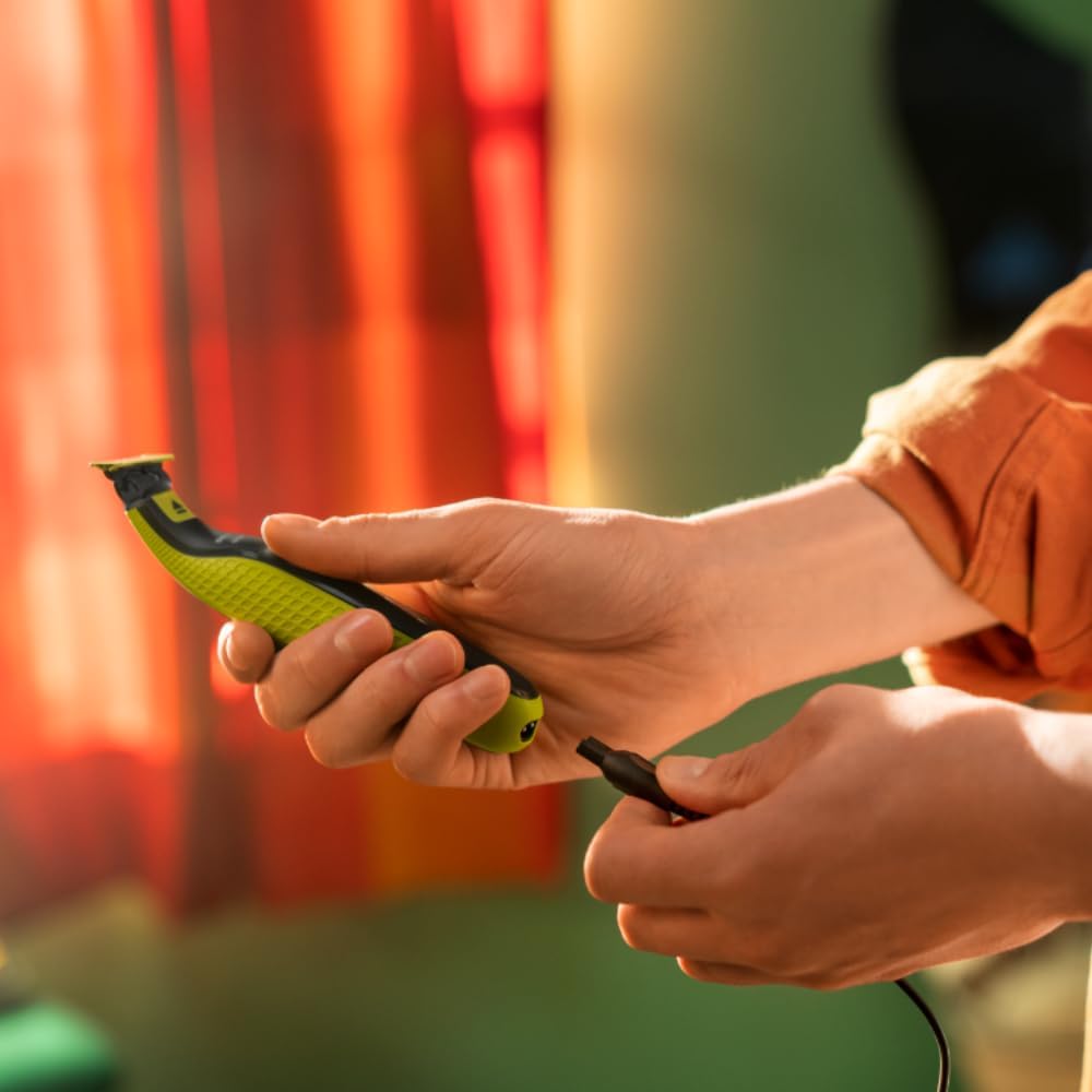 Aparador e Raspador de Pelos Philips OneBlade com 3 Pentes QP2724/10 À prova d'água - Bivolt - Imagem 4